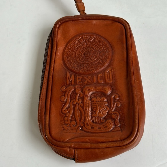 Made in Mexico hand tooled brown leather wristlet eagle and Mexico zip close - Picture 4 of 11